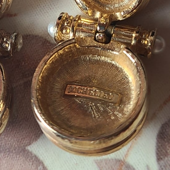 Vtg Richelieu Pearl and Emerald Gold Tone Earrings - Picture 4 of 4